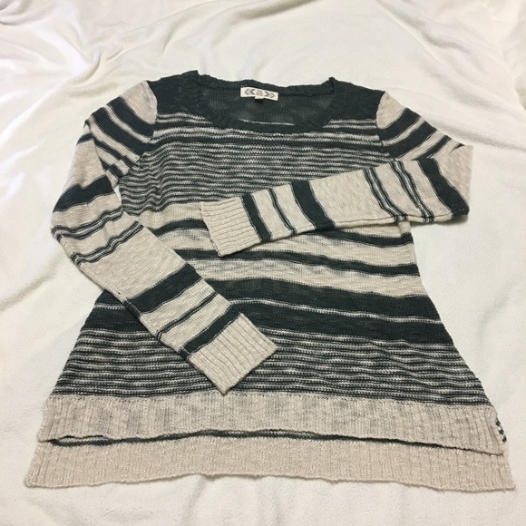 💐Open weave crewneck sweater w/split hemline 🌼